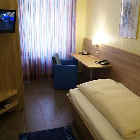 Leinefelde-Worbis Hotel "Drei Rosen" Ohg Regina & Hans - Peter Fassbinder מראה חיצוני תמונה