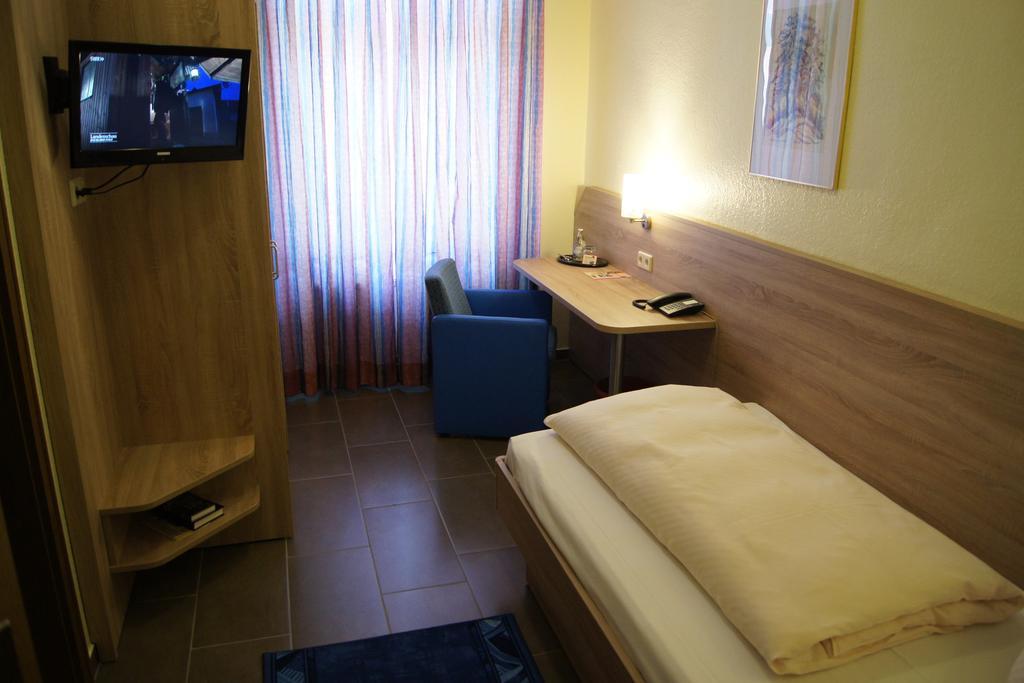 Leinefelde-Worbis Hotel "Drei Rosen" Ohg Regina & Hans - Peter Fassbinder מראה חיצוני תמונה