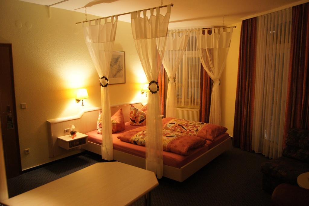 Leinefelde-Worbis Hotel "Drei Rosen" Ohg Regina & Hans - Peter Fassbinder מראה חיצוני תמונה