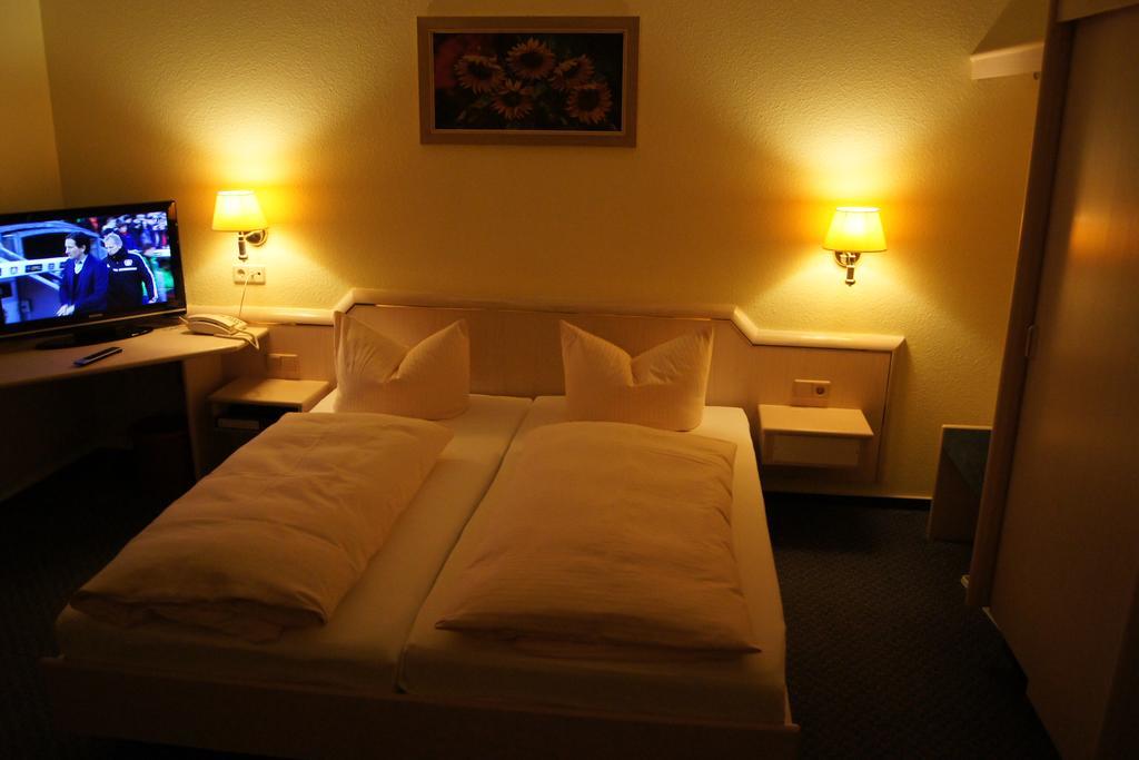 Leinefelde-Worbis Hotel "Drei Rosen" Ohg Regina & Hans - Peter Fassbinder מראה חיצוני תמונה