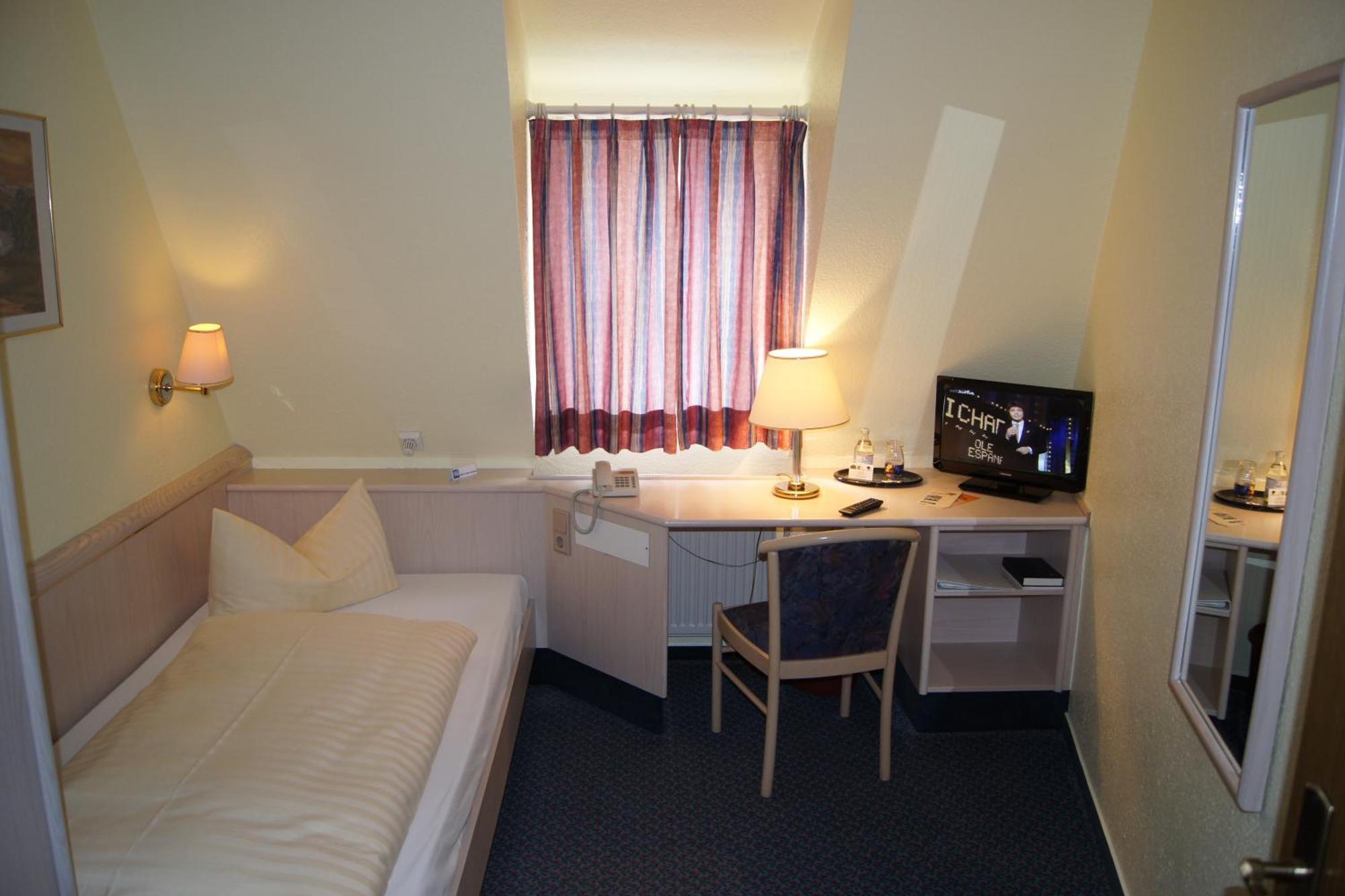 Leinefelde-Worbis Hotel "Drei Rosen" Ohg Regina & Hans - Peter Fassbinder מראה חיצוני תמונה