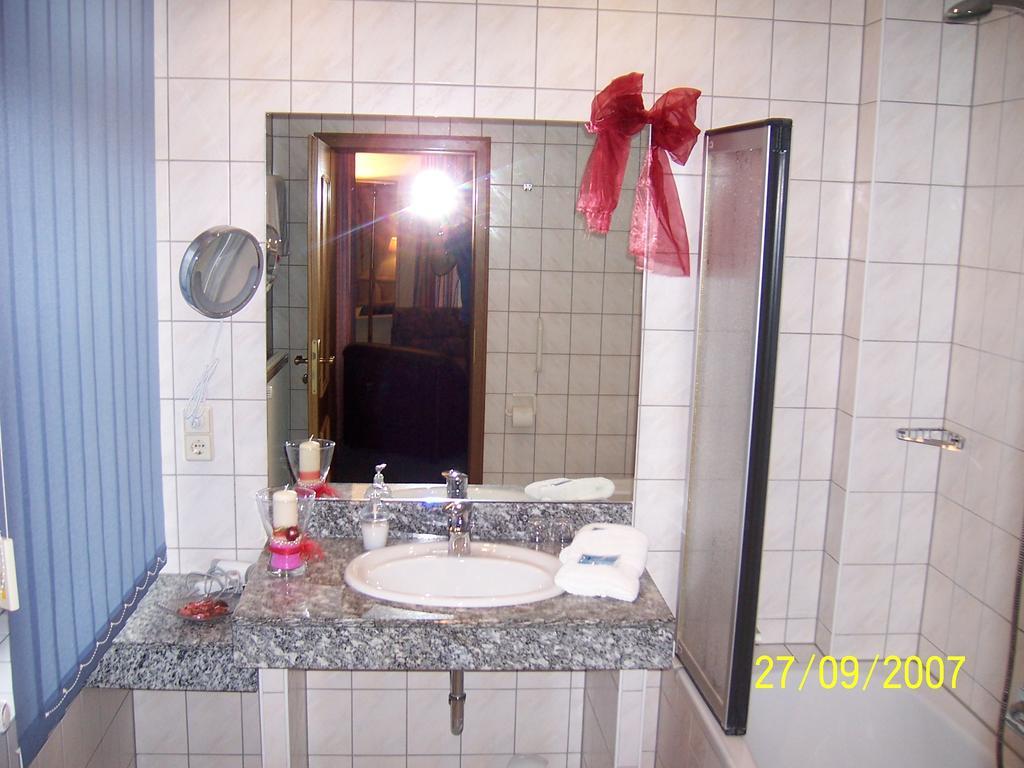 Leinefelde-Worbis Hotel "Drei Rosen" Ohg Regina & Hans - Peter Fassbinder מראה חיצוני תמונה