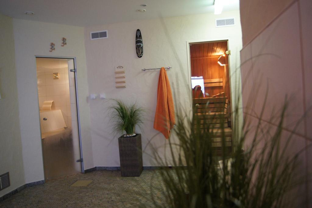 Leinefelde-Worbis Hotel "Drei Rosen" Ohg Regina & Hans - Peter Fassbinder מראה חיצוני תמונה