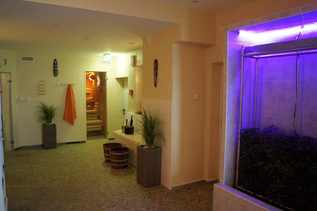 Leinefelde-Worbis Hotel "Drei Rosen" Ohg Regina & Hans - Peter Fassbinder מראה חיצוני תמונה